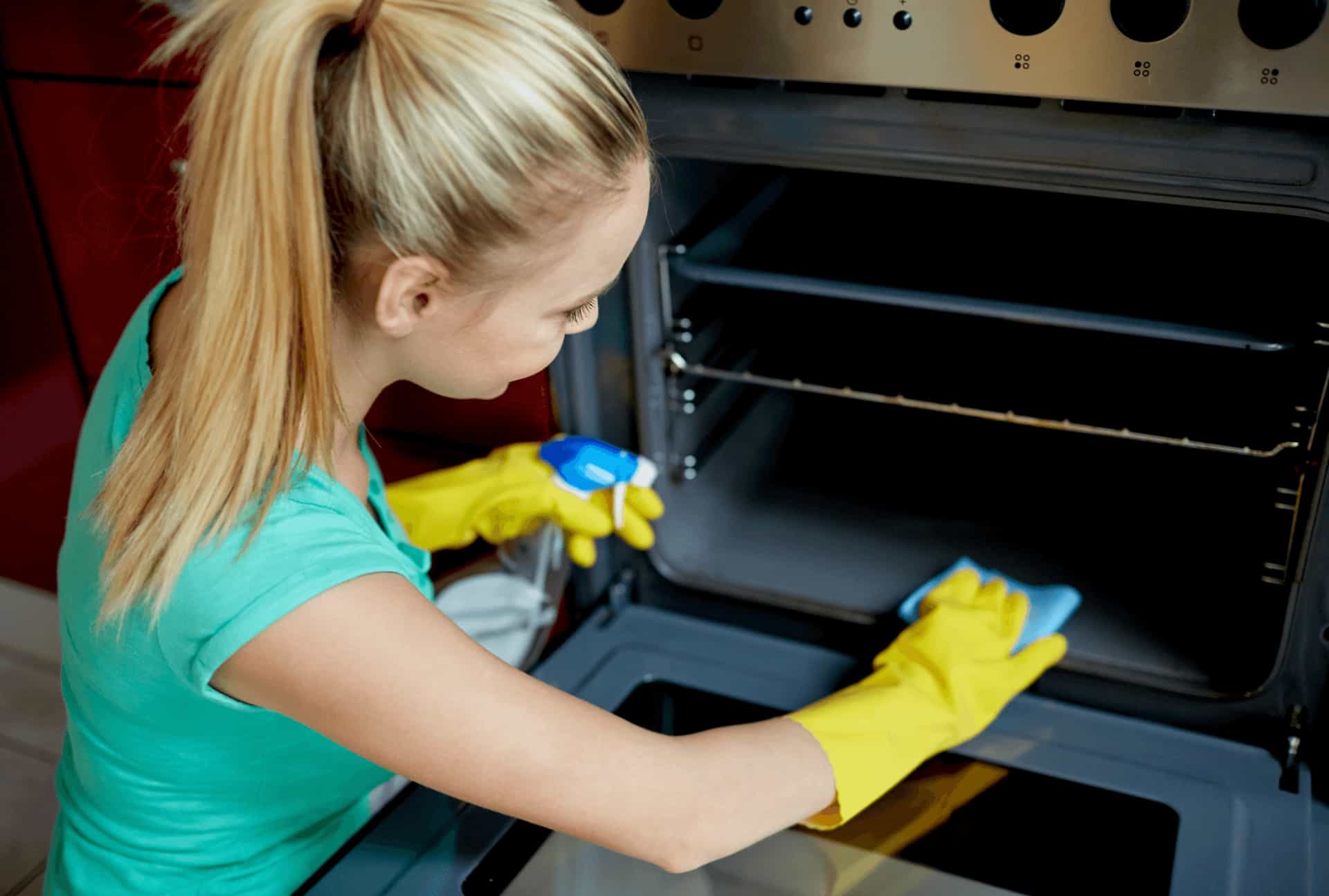 How to Clean Your Oven with Baking Soda and Vinegar